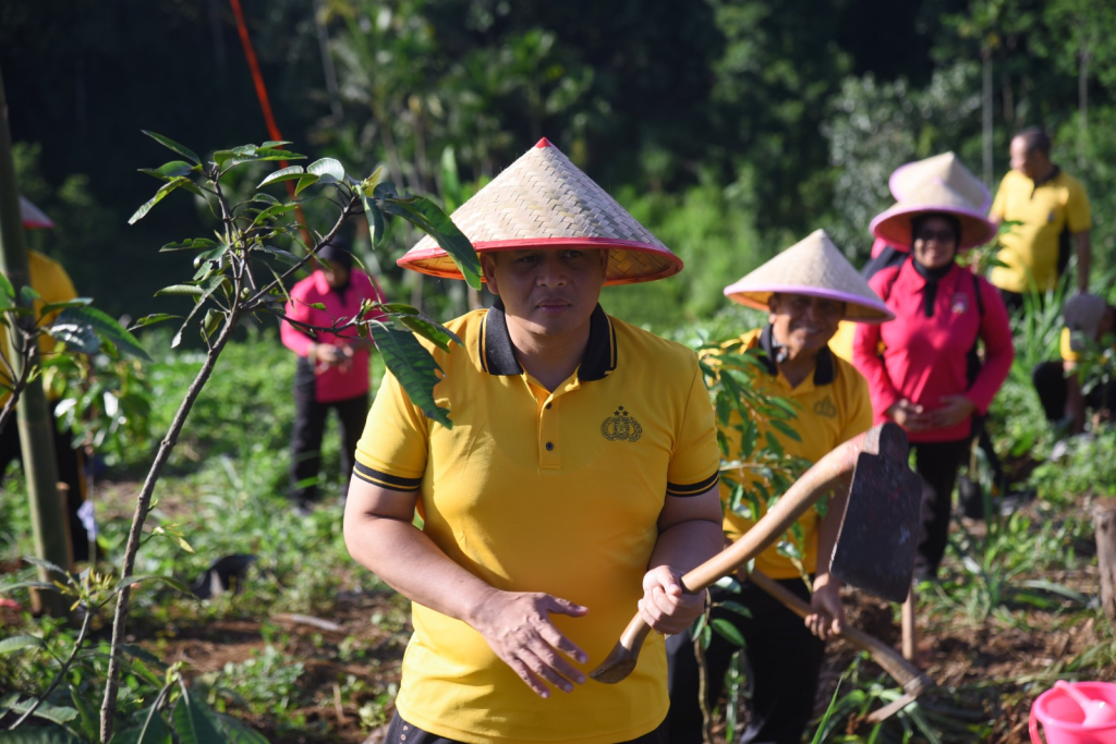 Kapolres Bondowoso, AKBP Aryo Dwi Wibowo, memimpin langsung penanaman ratusan pohon produktif di kawasan Bukit Bintang, Kecamatan Binakal, Rabu (22/4/2026).