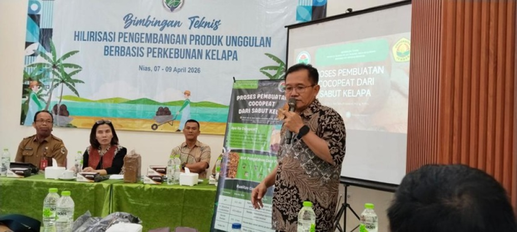 Guru Besar Fakultas Teknologi Pertanian Universitas Jember, Prof. Dr. Ir. Soni Sisbudi Harsono, M.Eng., M.Phil., saat memaparkan materi mengenai strategi hilirisasi kelapa berbasis ekonomi sirkular.