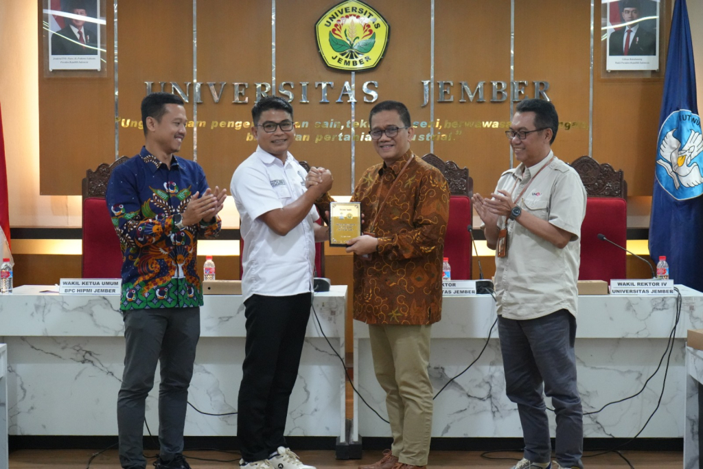 Ketua Umum BPC HIPMI Jember, Holand Sanjaya menyerahkan vandel kepada Rektor Universitas Jember Iwan Taruna. Pada kesempatan itu BPC HIPMI Jember ber-audiensi dengan Rektorat Universitas Jember.