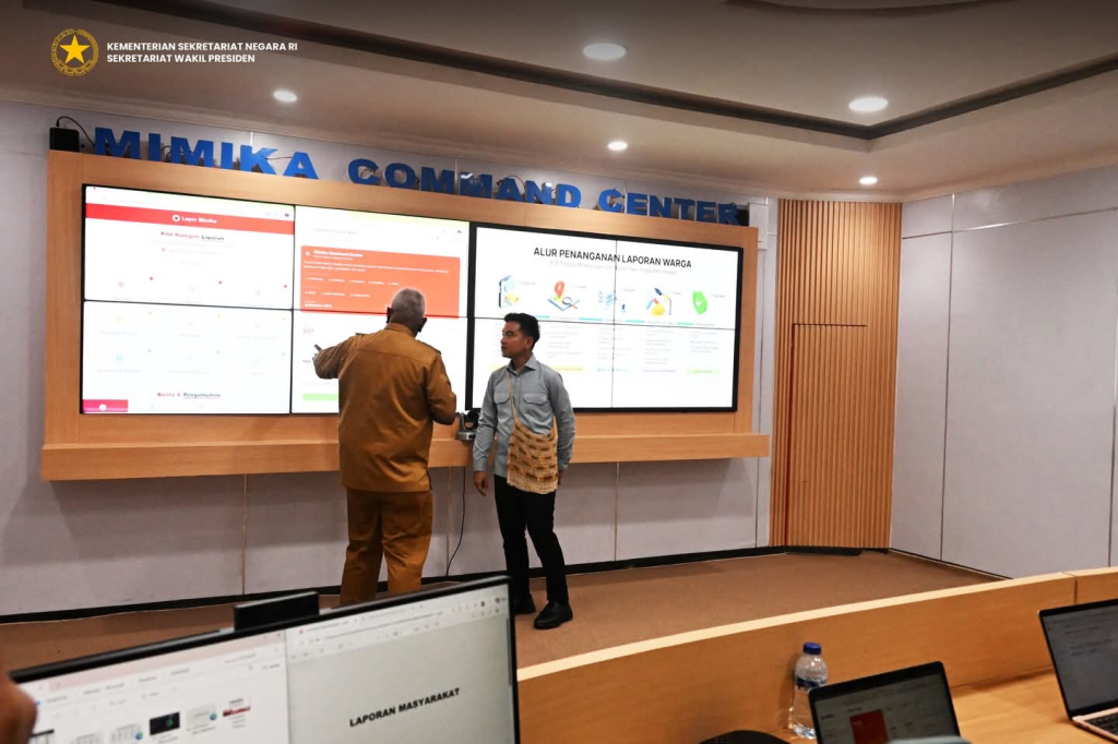 Wapres Gibran Rakabumingm Raka saat meninjau Command Center Mimika.