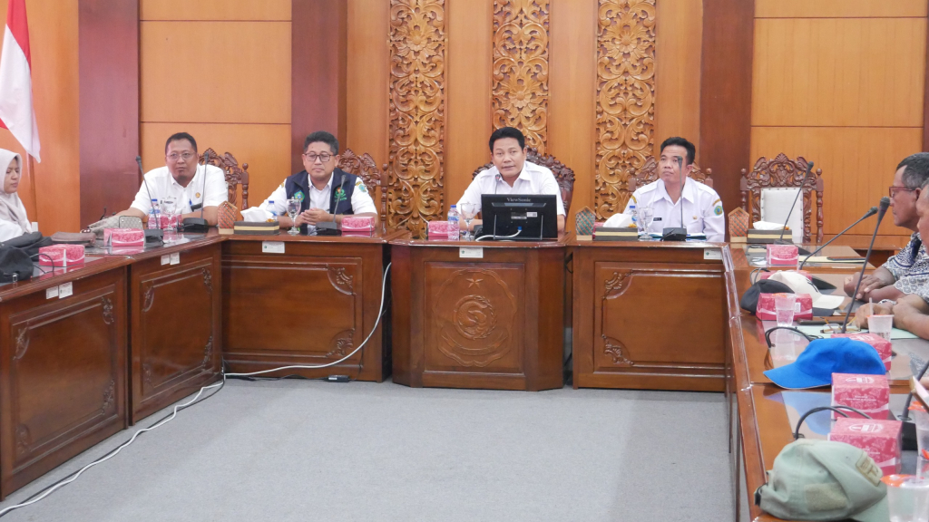 Bupati Sidoarjo Subandi tengah memimpin rapat.