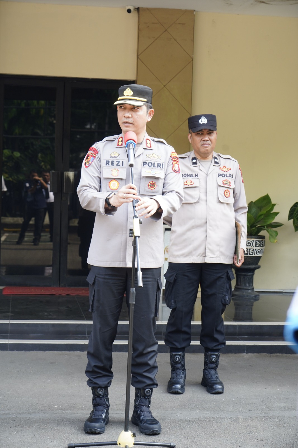 Wakapolres Metro Jakarta Barat AKBP Rezi Dharmawan, S.I.K., M.I.K., melaksanakan kunjungan kerja sekaligus memberikan arahan kepada personel di Polsek Kalideres dan Polsek Cengkareng, Rabu (22/4/2026).