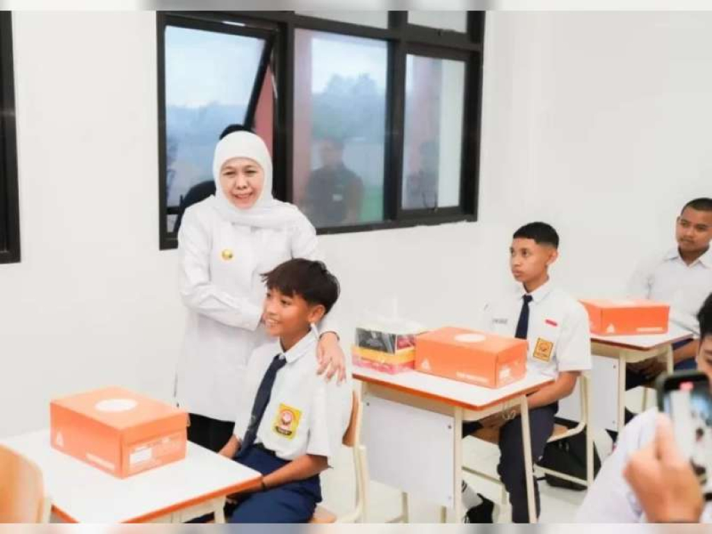 Gubernur Jatim Khofifah Indarparawansa dengan siswa SMP.