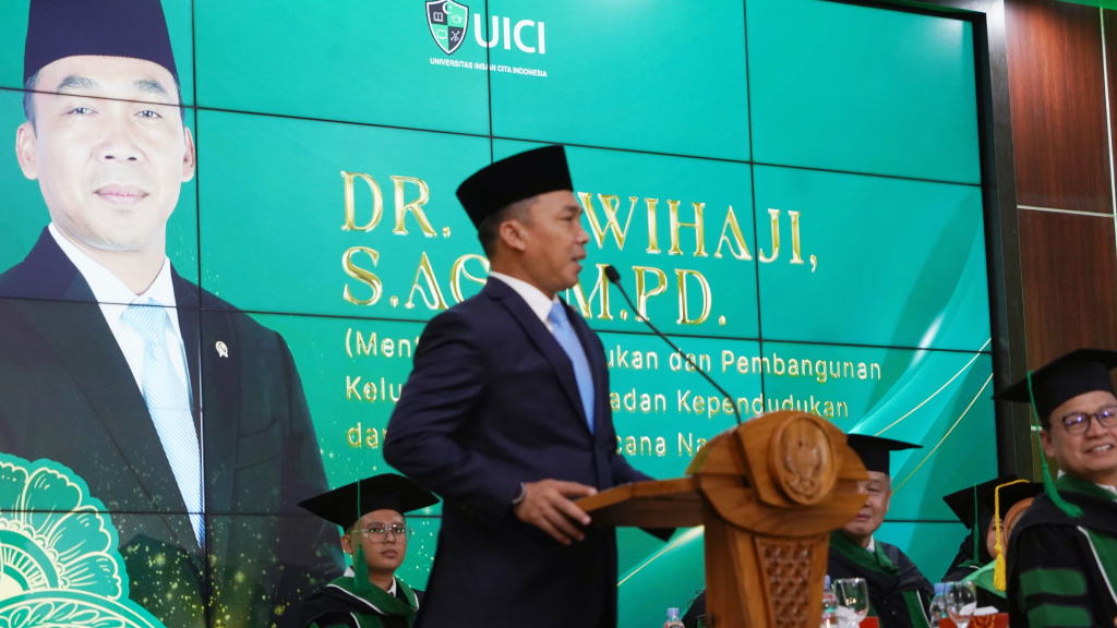 “Ini universitas ‘agak lain’. Satu, kuliahnya ‘agak lain’, tidak seperti kampus yang lain,” ujar Wihaji dalam sambutannya pada wisuda kedua UICI di Auditorium BKKBN, Jakarta Timur, Rabu (22/04/2026).