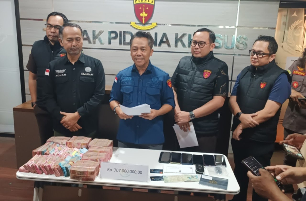 Asisten Tindak Pidana Khusus (Aspidsus) Kejati Jatim, Wagiyo bersama staf melakukan jumpa pers terkait progres penanganan tindak korupsi di Dinas ESDM Jatim, Kamis (23/04/2026).