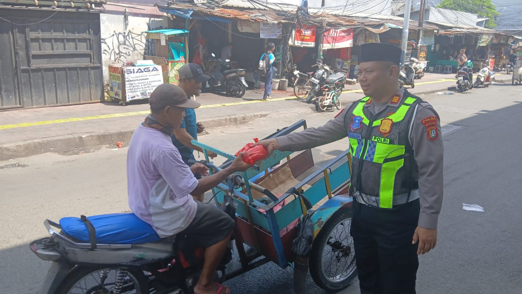 Satlantas Polres Metro Jakarta Barat melalui kegiatan Jumat Berkah dengan membagikan nasi kotak kepada masyarakat.