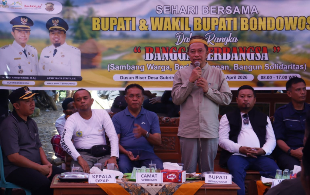 Bupati Bondowoso menyapa warga Dusun Biser, Desa Gubrih, Kecamatan Wringin dalam kegiatan program BANGGA BERBANGSA yang menghadirkan layanan langsung bagi masyarakat, Jumat (24/4/2026).