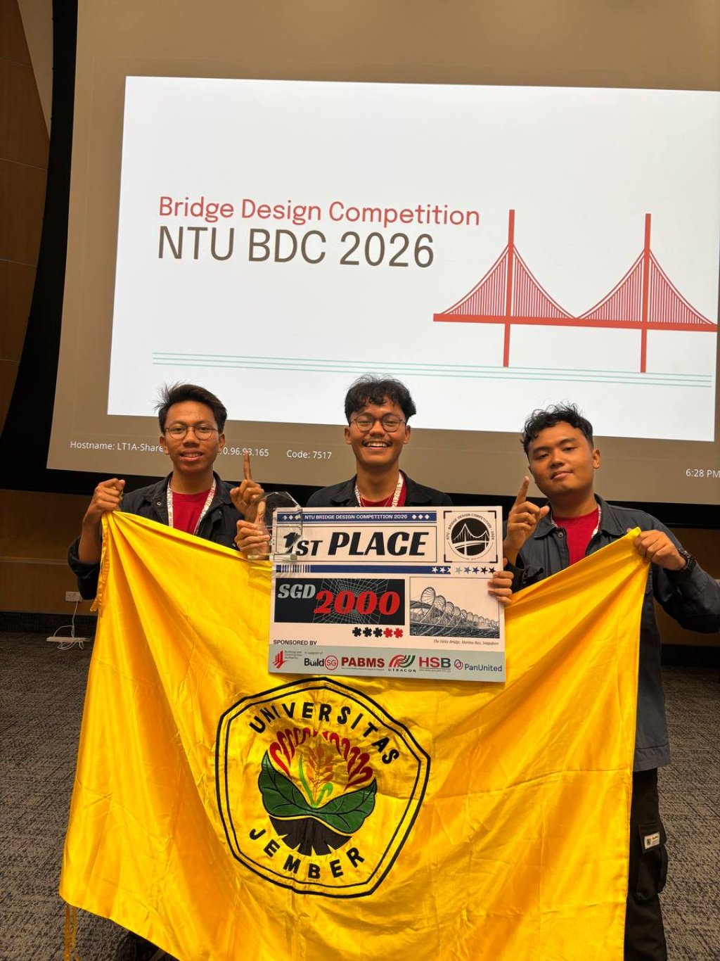 Anggota tim Valiandru Logawa, Haydar Mousa Robbani, Moch. Alfarizki Samputra, dan Jalu Ilyas Setyoputro, foto bersama pasca perolehan juara 1. 
(foto Humas Universitas Jember for JatimUPdate.id)