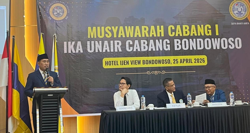 dr. Moch. Jasin saat menyampaikan sambutan usai terpilih kembali secara aklamasi sebagai Ketua IKA UNAIR Cabang Bondowoso periode 2025–2030 dalam Muscab I di Bondowoso, Sabtu (25/4/2026).