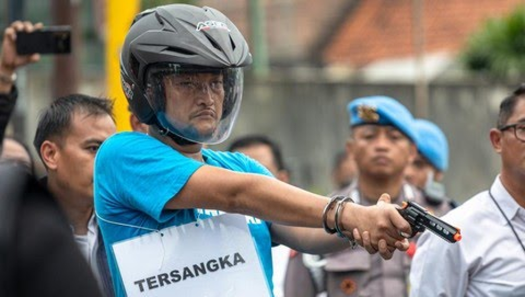 Mantan anggota kepolisian, Robig Zaenudin, saat rekonstruksi penembakan atas siswa SMKN 4 Semarang Gamma Rizkynata Oktavandy pada 2024 yang membuat pelajar tersebut tewas. Robig divonis 15 tahun.