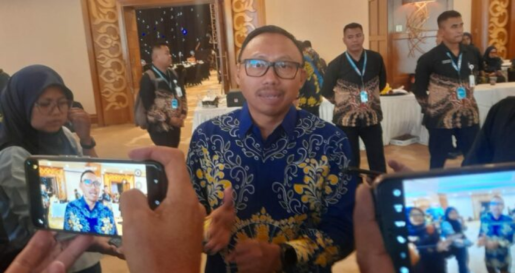 M. Yasin, Kepala Bappeprov Pemprov Jatim saat doorstop dengan kalangan wartawan.