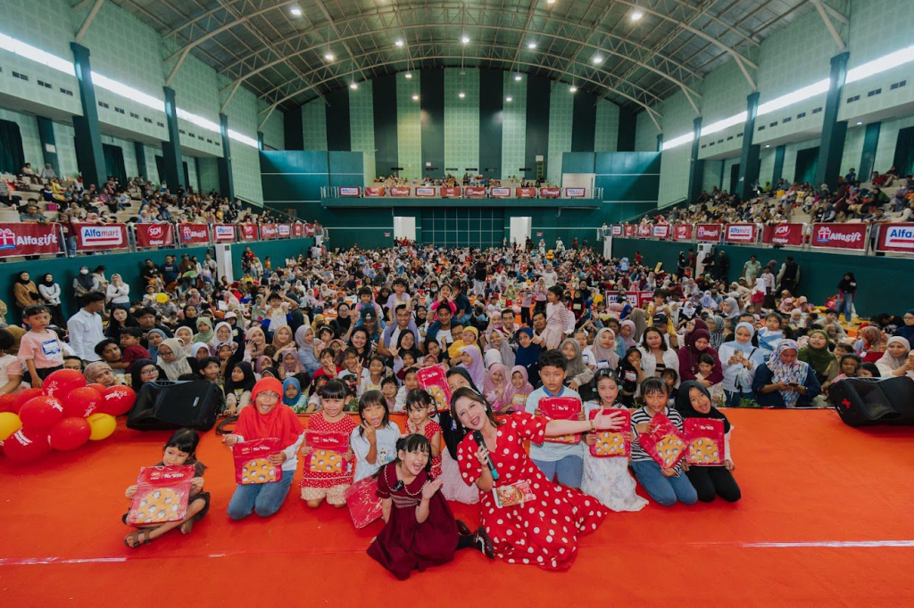 Suasana kampus UIN Sunan Ampel (UINSA) Surabaya mendadak riuh dengan tawa ribuan anak-anak, Minggu (26/4). Hal ini terjadi karena ada ajang lomba mewarnai dan menggambar yang digelar oleh SGM Eksplor bersama Alfamart.