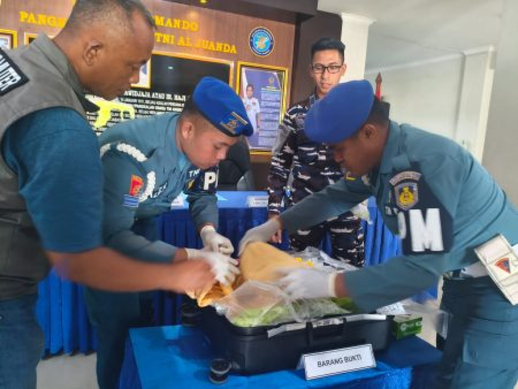 Petugas gabungan di Bandara Internasional Juanda berhasil menggagalkan upaya penyelundupan 39.927 Benih Bening Lobster (BBL) jenis mutiara yang hendak dikirim ke Vietnam.