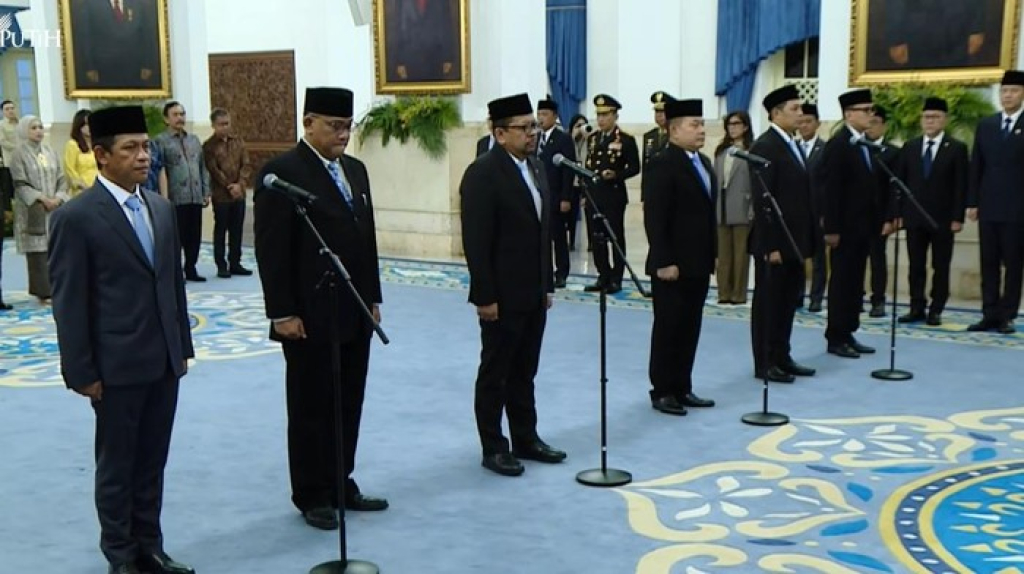 Presiden Prabowo Subianto kembali lakukan perombakan kabinet. Jendral Dudung jadi KSP, Jumhur Hidayat jadi Menteri LH, Faisal Reza jadi Wamenko Pangan, Hasan Hasbi Staf Presiden Bid. Komunikasi.