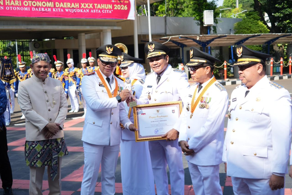 Wamendagri Bima Aria serahkan Penghargaan ke Bupati Sidoarjo. Berdasarkan hasil Evaluasi Penyelenggaraan Pemerintahan Daerah (EPPD) Tahun 2025, Pemkab Sidoarjo raih skor 3,6389, status kinerja tinggi.