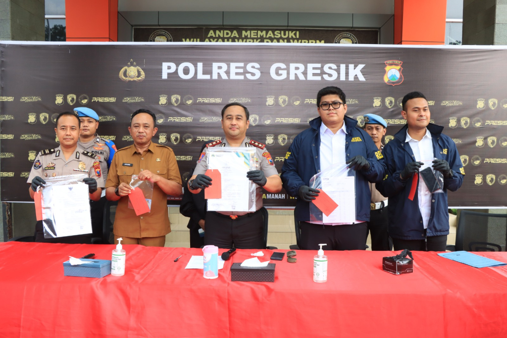 Kapolres Gresik sedang jumpa pers terkait  kasus dugaan penipuan dan pemalsuan Surat Keputusan (SK) pengangkatan ASN yang merugikan banyak korban.