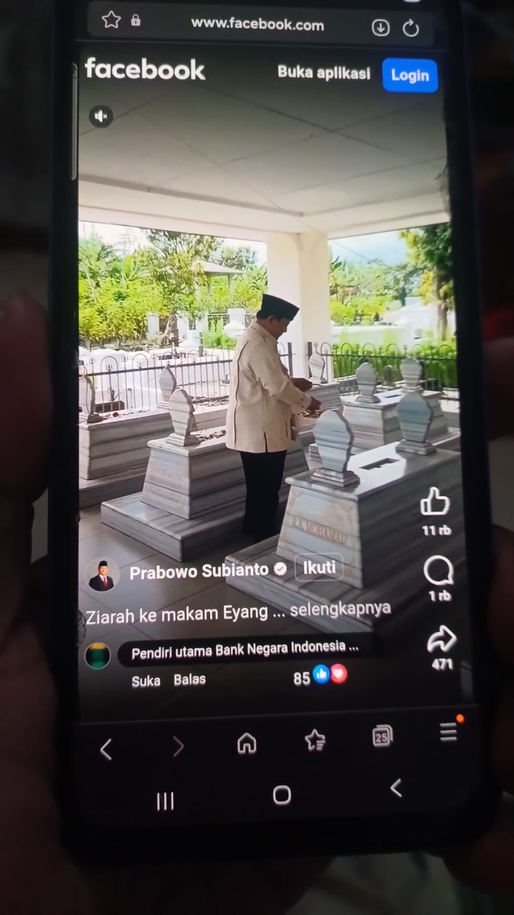 Tangkapan di Facebook Presiden Prabowo Subianto saat ziarah makam keluarga di Desa Dawuhan pada Selasa (28/04/2026).
