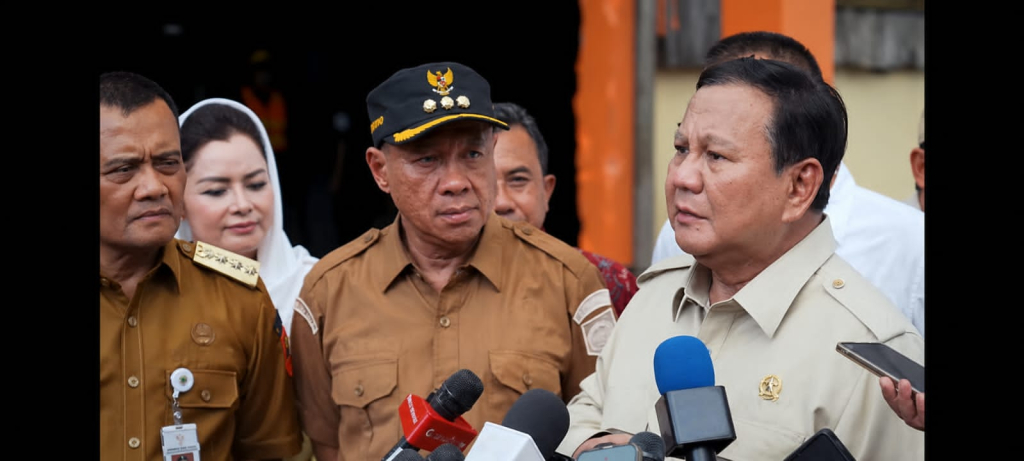 Presiden Prabowo Subianto didampingi Bupati Banyumas Sadewo, dan Gubernur Jateng M. Lutfi saat doorstop di Pengolahan Sampah Terpadu Kabupaten Banyumas yang akan jadi percontohan nasional.