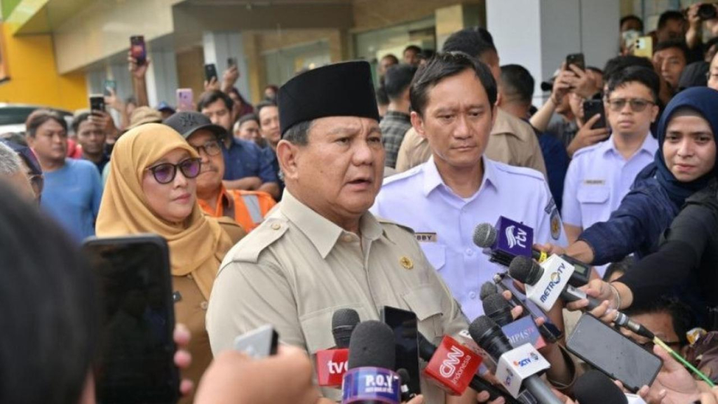 Presiden Prabowo Subianto saat jumpa pers seusai meninjau korban kecelakaan KA di RSUD dr. Chasbullah Abdulmadjid, Kota Bekasi, Selasa, (28/4/2026).