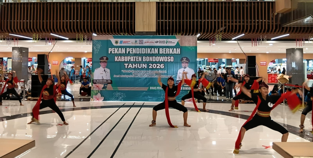 Siswa menampilkan Tari Remo Sutinah dalam rangkaian Pekan Pendidikan Berkah 2026 jenjang SMP di Bondowoso, Selasa (28/4/2026).