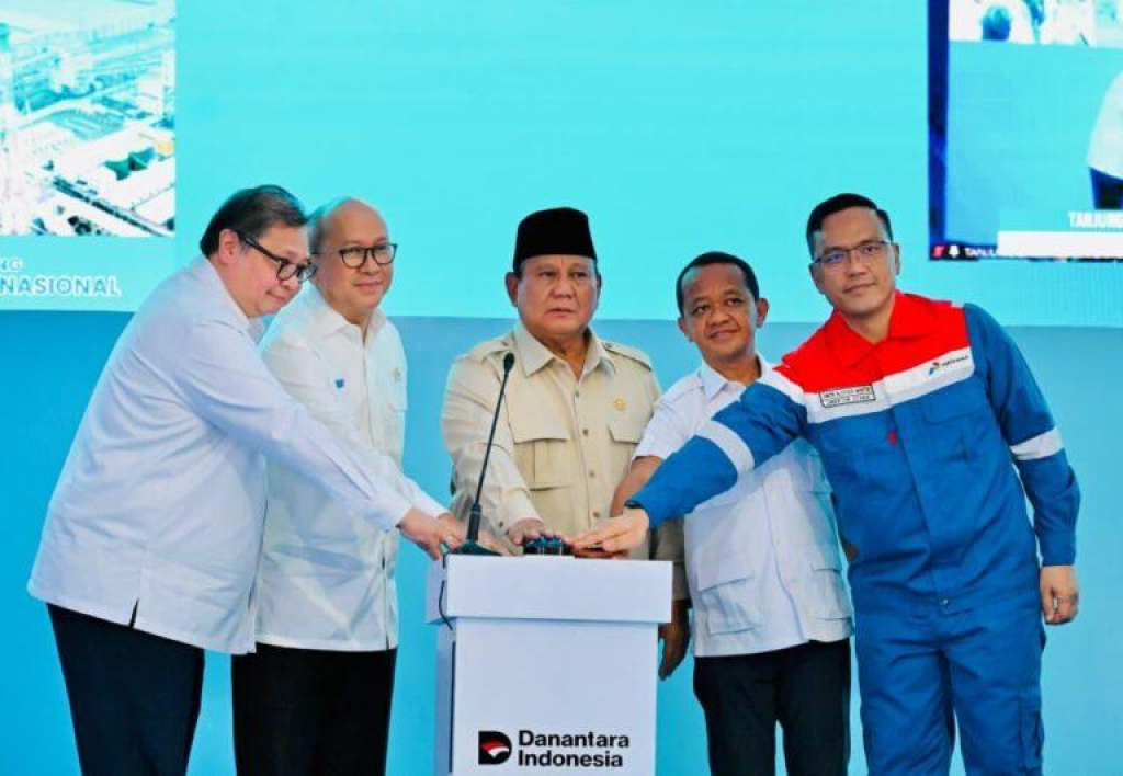 Presiden RI Prabowo Subianto menekan tombol peresmian pembangunan (groundbreaking) 13 proyek hilirisasi nasional tahap II senilai Rp 116 triliun di Cilacap, Jawa Tengah, Rabu (29/4/2026).
