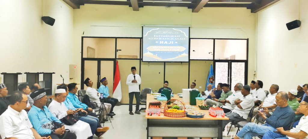 Jurnalis Senior yang juga Pengurus PWI Pusat, Dhimam Abroor memberikan wejangan dan takziah mengantarkan keberangkatan sejumlah wartawan pengurus dan anggota PWI Jatim yang akan Berhaji musim ini.