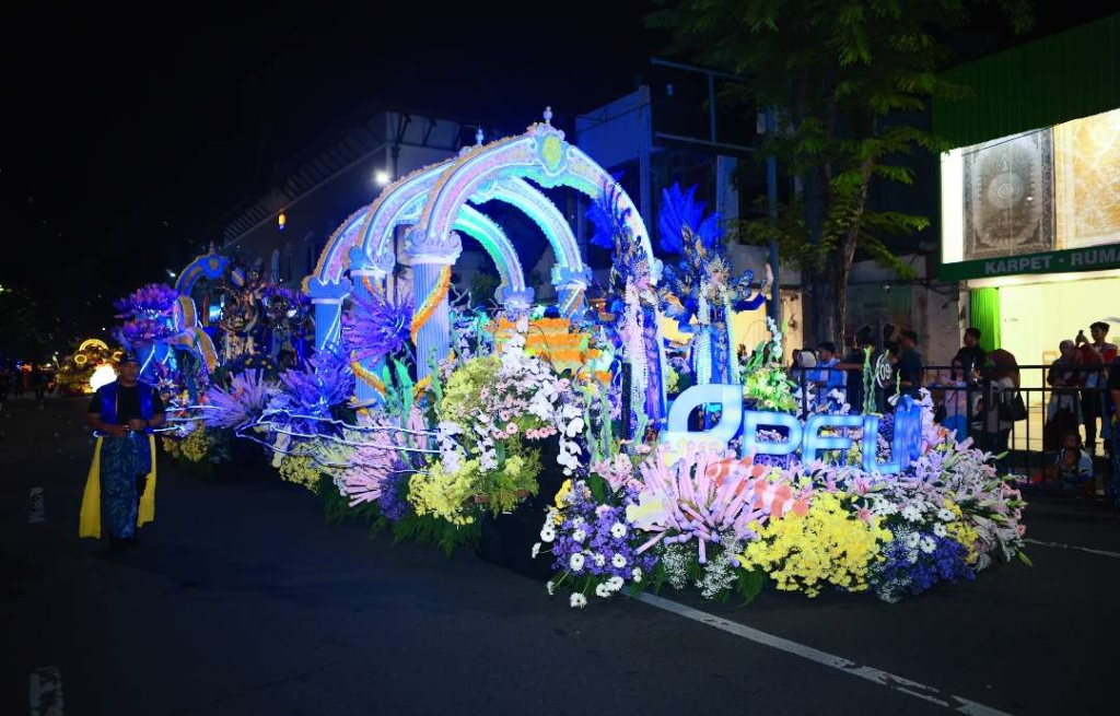 Mobil Hias Pelindo mengusung tema Harmony of Ocean pada Surabaya Vaganza 2026