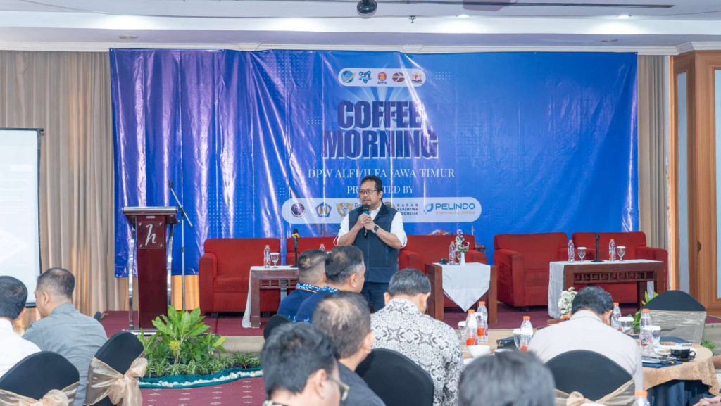 Direktur Utama TPS Wahyu Widodo memaparkan materi kepada peserta sharing session (Coffee Morning)