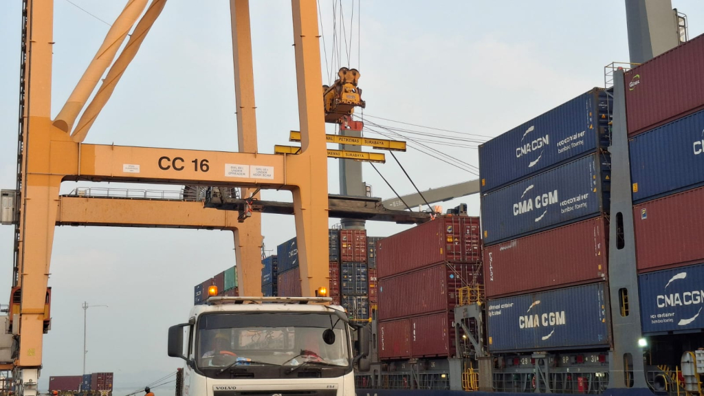 Proses pemuatan ke atas kapal locomotive platform yang akan diekspor ke Australia