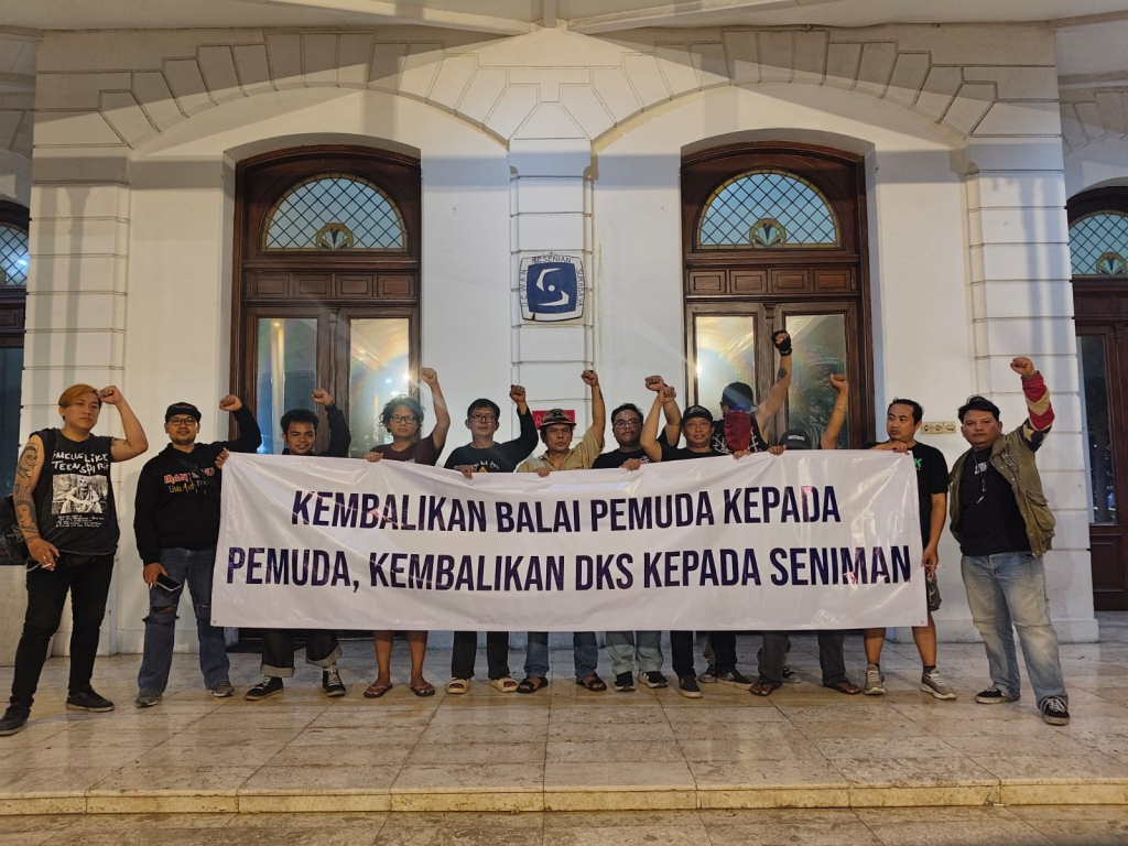 Aksi Tolak Pengosongan Sekretariat dan Galeri DKS di Balai Pemuda