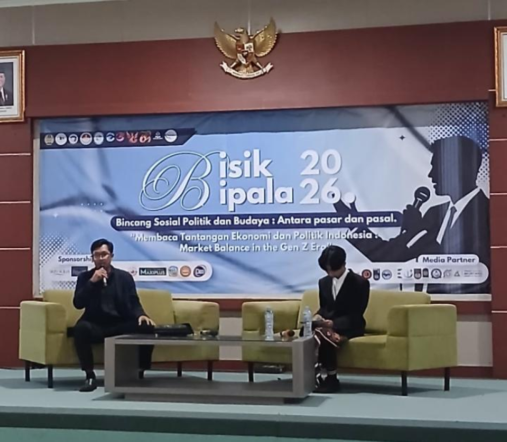 Dosen Ilmu Politik Unesa sekaligus CEO Sygma Research and Consulting, Ken Bimo Sultoni, saat di forum diskusi “BISIK-BIPALA: Antara Pasar dan Pasal: Market Balance in the Gen Z Era” di FEB Unesa.