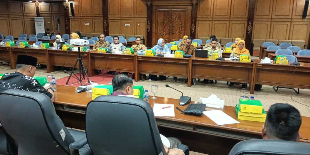 Hearing bersama Komisi B - Komisi C DPRD Sidoarjo dengan Dinas Perindustrian dan Perdagangan (Disperindag), BPKAD, Bagian Kerja Sama dan Bagian Hukum Pemkab Sidoarjo di ruang paripurna DPRD Sidoarjo.