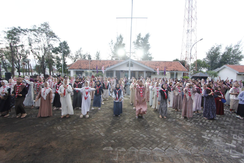 Hari kedua Perkemahan OSKAR 2026 dibuka dengan aksi kebugaran dan kepedulian lingkungan oleh ratusan santri peserta di Bumi Perkemahan TNI AL Paiton, Sabtu (23/05/2026).