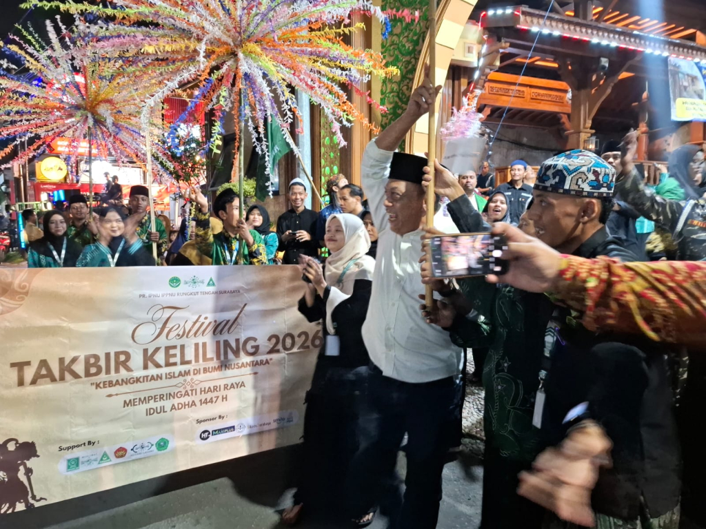 Anas (kopiah hitam) disela-sela disela-sela kegiatan takbir keliling, dok ist