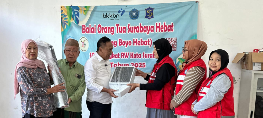 Anas Karno saat memberikan bantuan alat timbang badan, dok istimewa