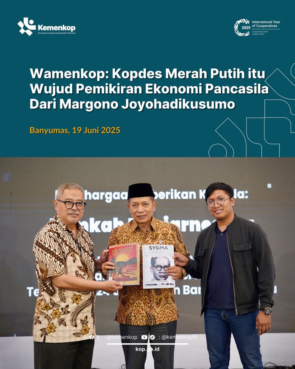 Menteri Koperasi (saat itu Wamenkop) Ferry Juliantono menerima Buku 10 Tahun Koperasi 1930-1940 karya RM Margono dan Hasil penelitian Sygma Research and Consulting tentang sosok RM Margono di Banyumas