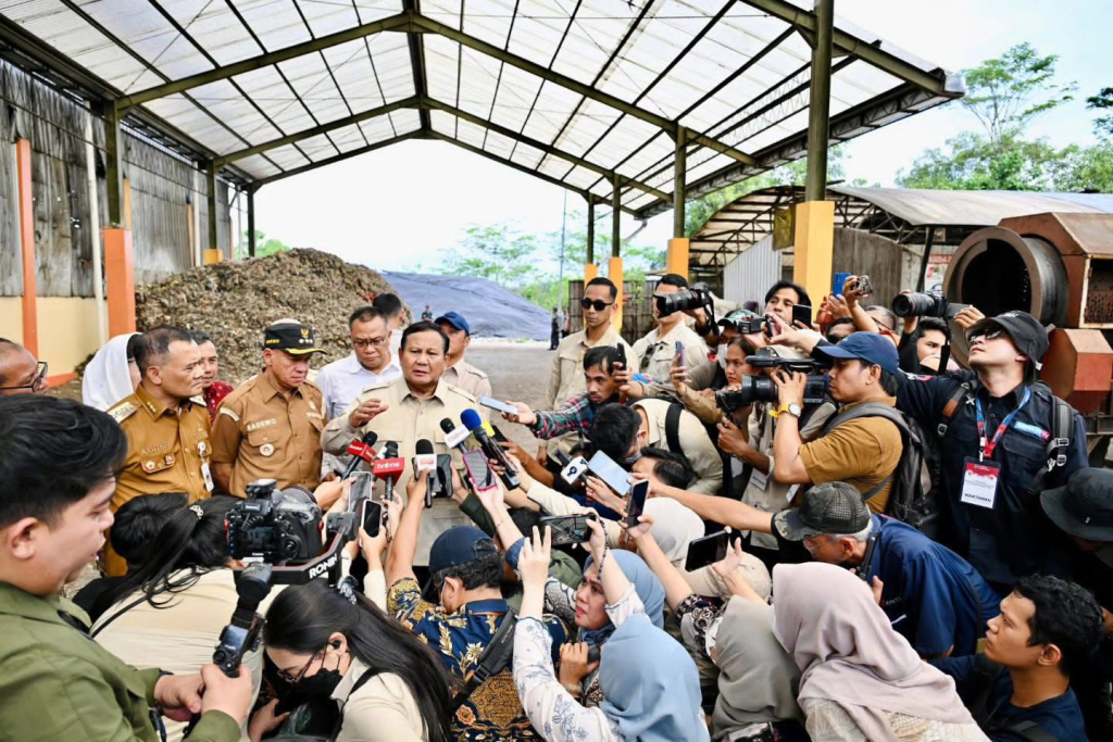 Presiden Prabowo Subianto Saat Jumpa Pers di TPST BLE Kabupaten Banyumas, pekan lalu. Pemerintah berkomitmen untuk semakin serius dan melakukan percepatan program pengolahan sampah terpadu perkotaan.