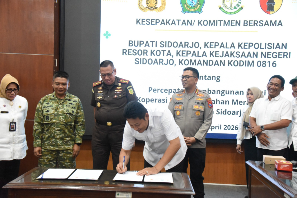 Penandatanganan bersama jajaran Forkopimda Sidoarjo, libatkan Bupati Sidoarjo Subandi, Kapolresta Sidoarjo Kombes Pol. Christian Tobing, Kajari Sidoarjo Zaidar Rasepta, serta Dandim 0816 Sidoarjo.