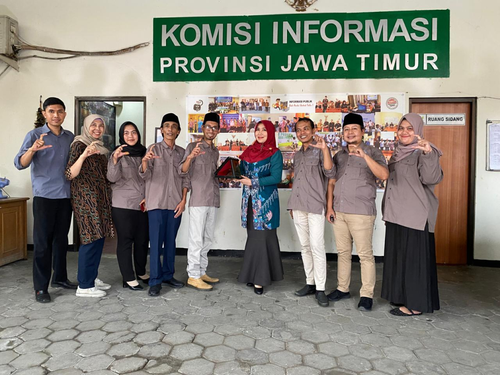 Komisioner KI Jatim berfoto bersama Anggota DPD RI Dr Lia Istifhama S.Sos M.EI saat berkunjung ke Kantor Komisi Informasi Jatim di Sidoarjo.