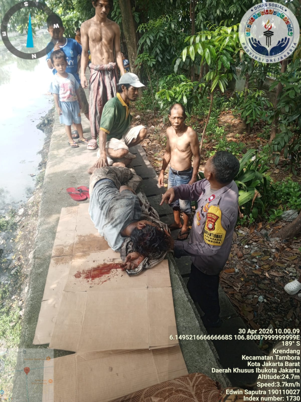 Proses evakuasi warga yang tercebur je sungai.