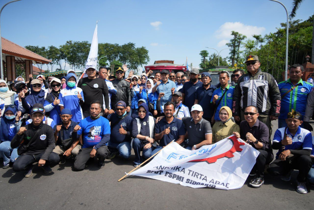 Bupati Sidoarjo bersama para buruh Sidoarjo.