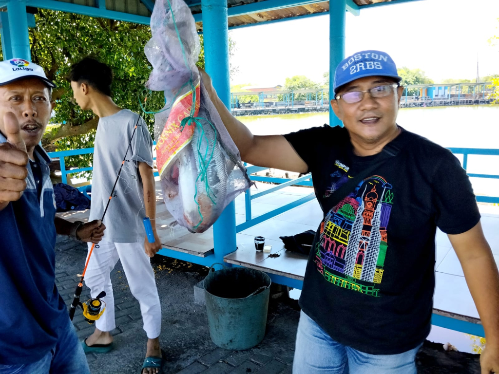 Andre, jurnalis Bhirawa, berhasil menangkap ikan bandeng seberat 1,6 kilogram, dok Jatimupdate.id/frd