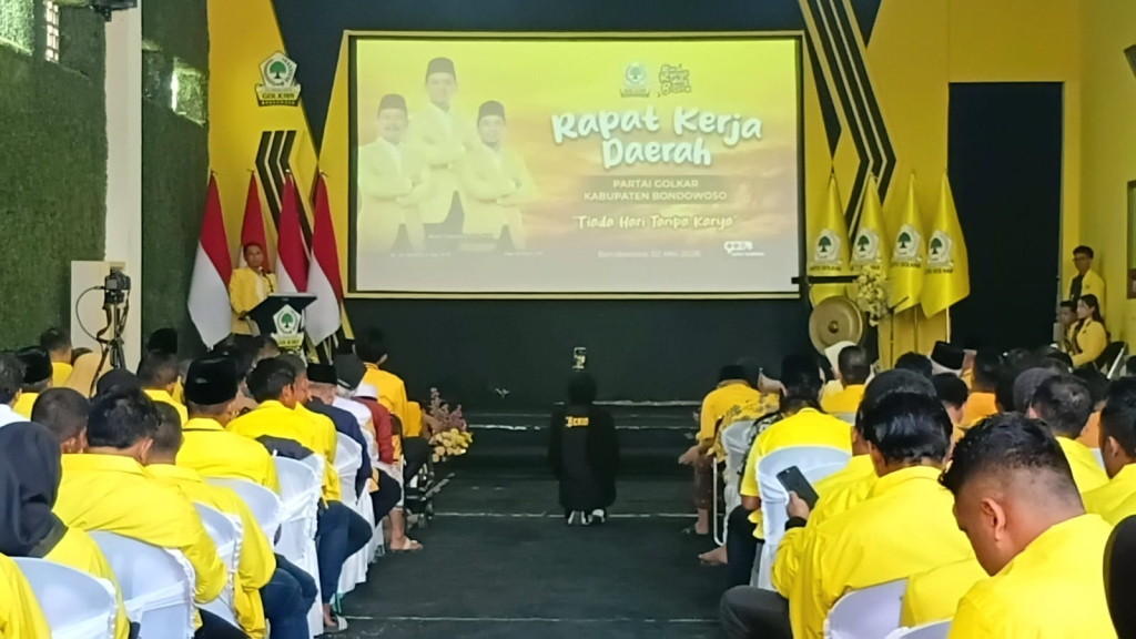 Suasana Rapat Kerja Daerah (Rakerda) DPD Partai Golkar Kabupaten Bondowoso di Aula Beringin, Sabtu (2/5/2026). Rakerda membahas penguatan akses program pusat dan konsolidasi kader menghadapi 2029. (Foto: Aris/JatimUPdate.id)