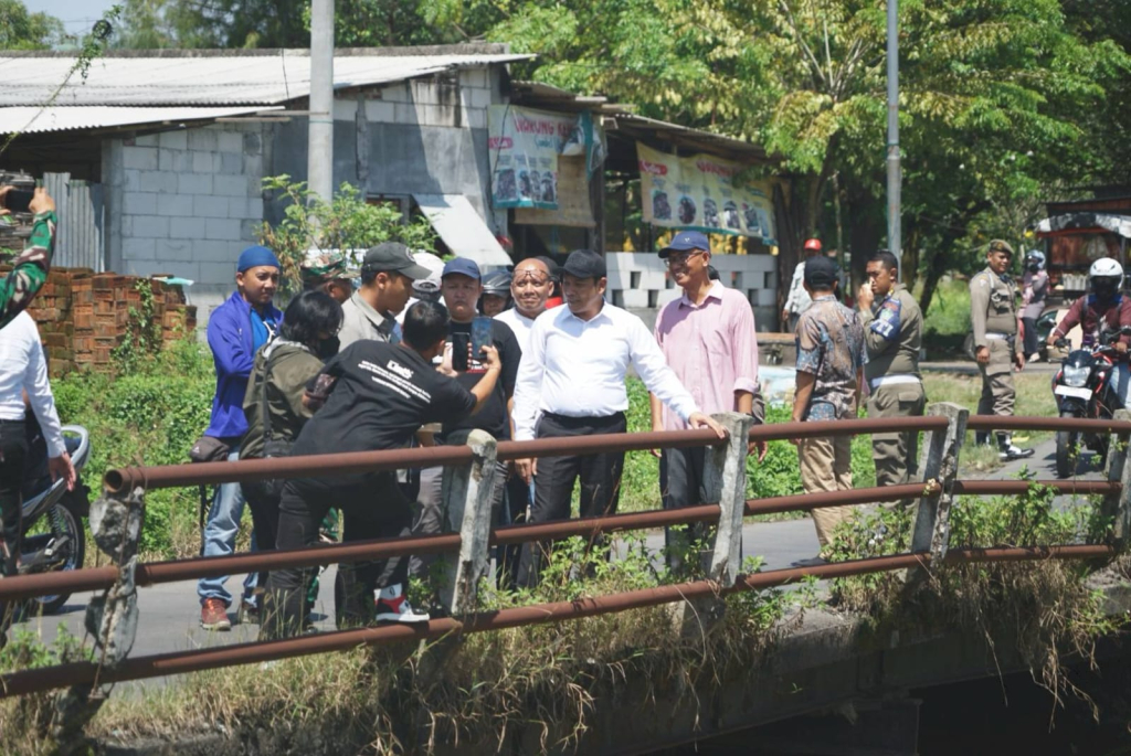 Bupati Sidoarjo Subandi saat meninjau Kondisi jembatan penghubung lintas kabupaten di Desa Tarik, Kecamatan Tarik, Sidoarjo.
