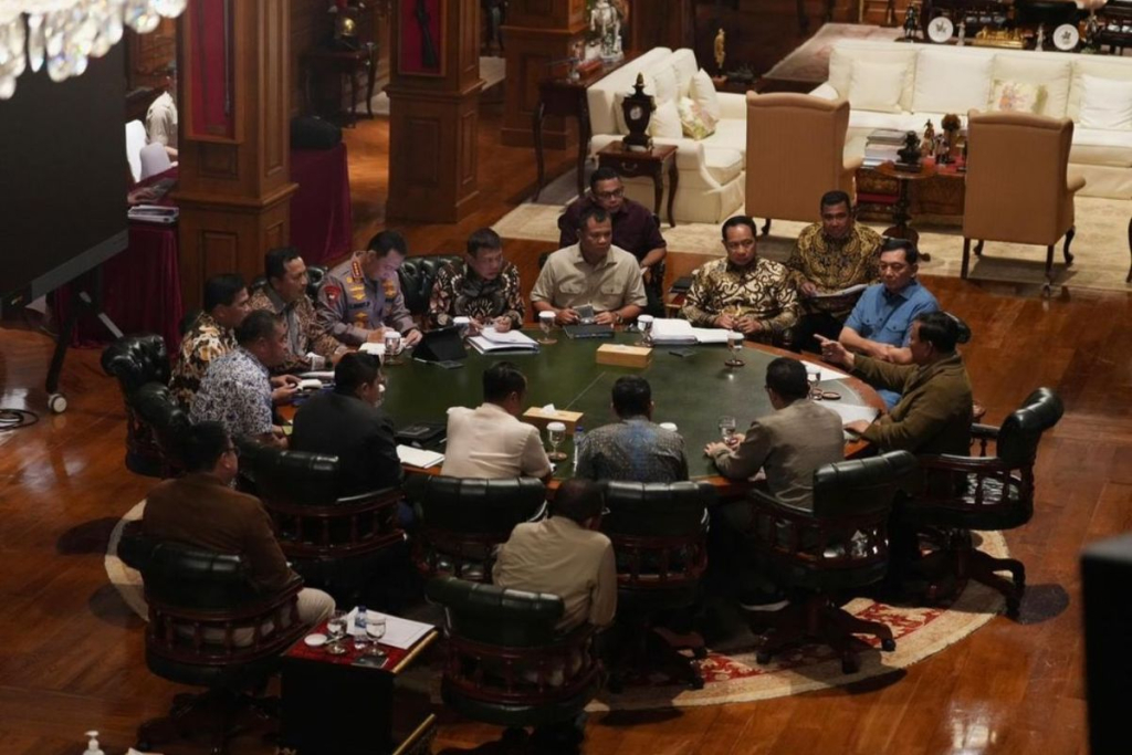 Rapat Kabinet Terbatas dipimpin Presiden Prabowo Subianto dengan membahas idu-isu strategis dan kebijakan strategis pemerintah yang mesti diambil. (Foto Bakom RI for JatimUPdate.id)