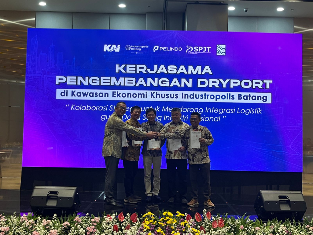 Keterangan gambar: Kerjasama pengembangan dryport  PT Pelabuhan Indonesia (Persero) bersama PT Kereta Api Indonesia (Persero), PT Kawasan Industri Terpadu Batang (KITB), PT Sarana Pembangunan