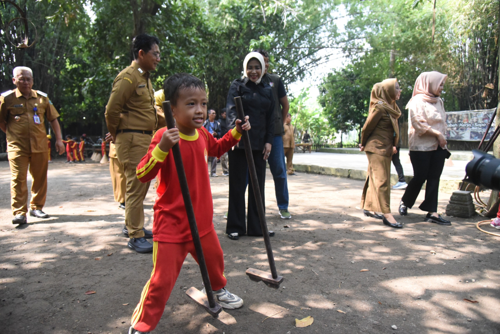 Wakil Bupati Sidoarjo, Mimik Idayana, mengunjungi wahana Outdoor Learning (ODL) di Kampung Lali Gadget, Dusun Benet, Desa Pagerngumbuk, Kecamatan Wonoayu, Senin (4/5/2026).