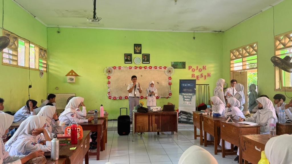 SMA Al Muslim Jawa Timur menghadirkan konsep kelulusan yang berbeda melalui kegiatan GraduAction 2026: Graduate with Impact. Mengusung tema “The Last Bell, The First Impact”.