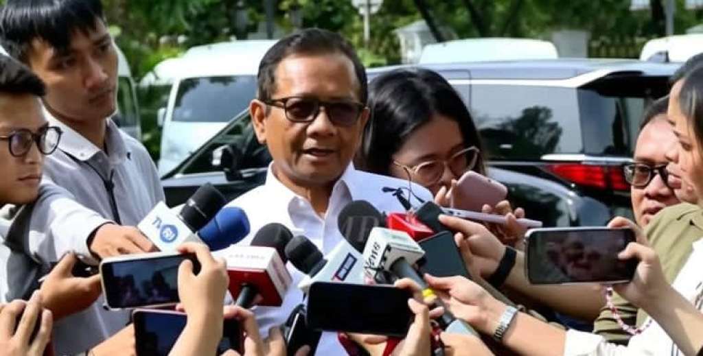 Mahfud MD saat jumpa pers terkait reformasi polri dimana tim menyerahkan hasil kajian setebal 3.000 halaman berisi 8 rekomendasi.