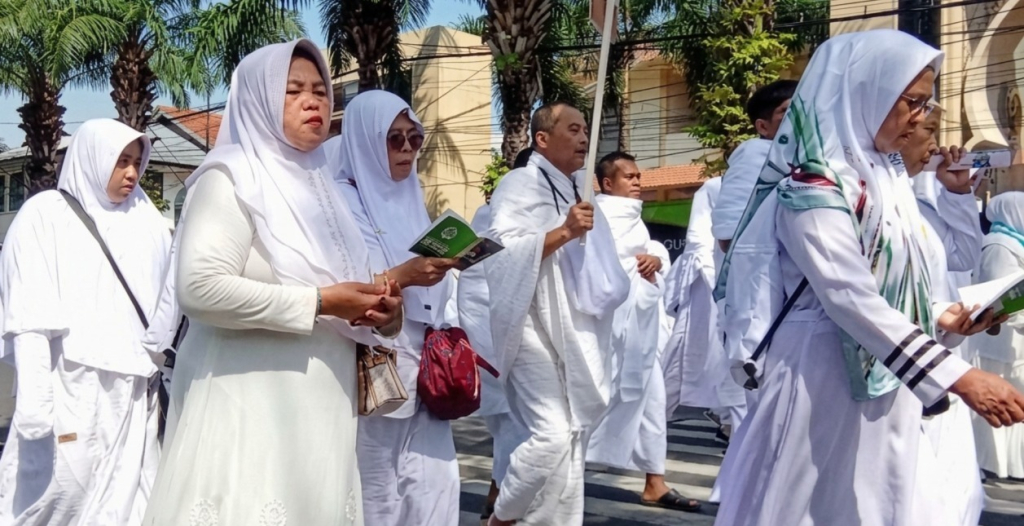 Jemaah calon haji Bondowoso mengikuti manasik sebagai bagian dari pembekalan 45 kompetensi dasar ibadah haji.